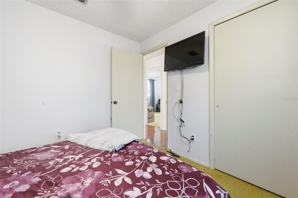 For Sale: $230,000 (2 beds, 1 baths, 1104 Square Feet)