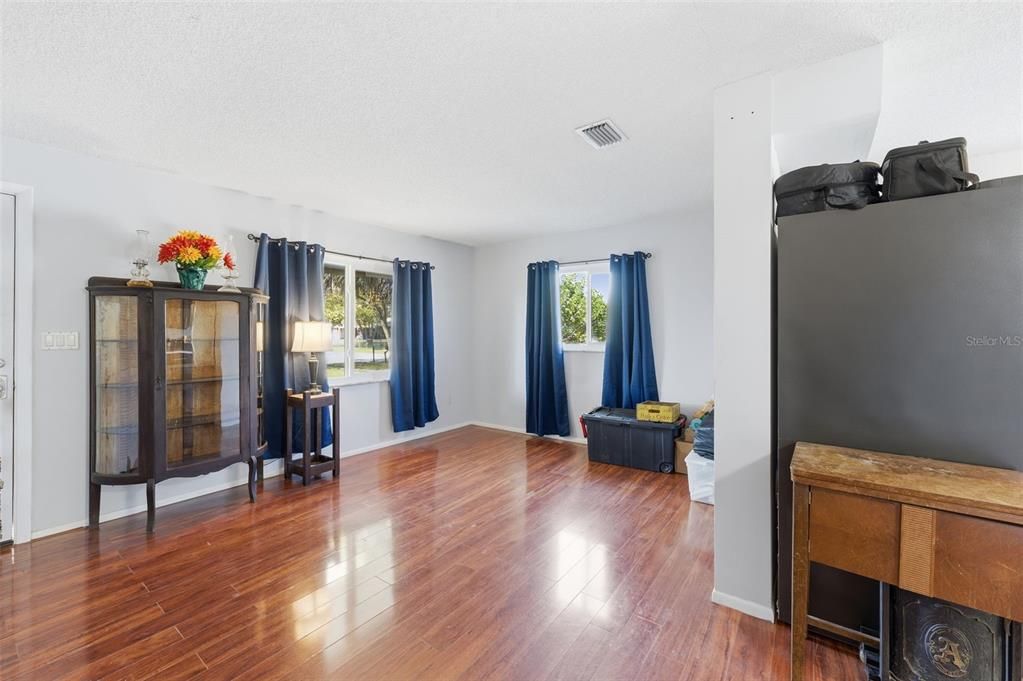 For Sale: $230,000 (2 beds, 1 baths, 1104 Square Feet)
