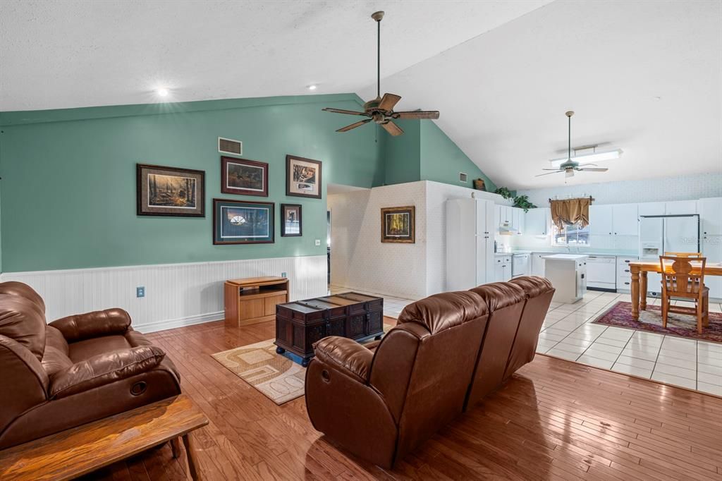 待售: $385,000 (2 贝兹, 2 浴室, 1365 平方英尺)