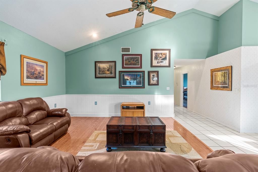 待售: $385,000 (2 贝兹, 2 浴室, 1365 平方英尺)