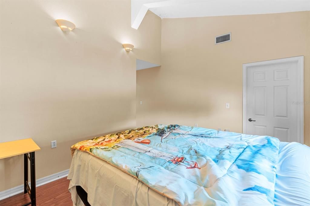 待售: $385,000 (2 贝兹, 2 浴室, 1365 平方英尺)