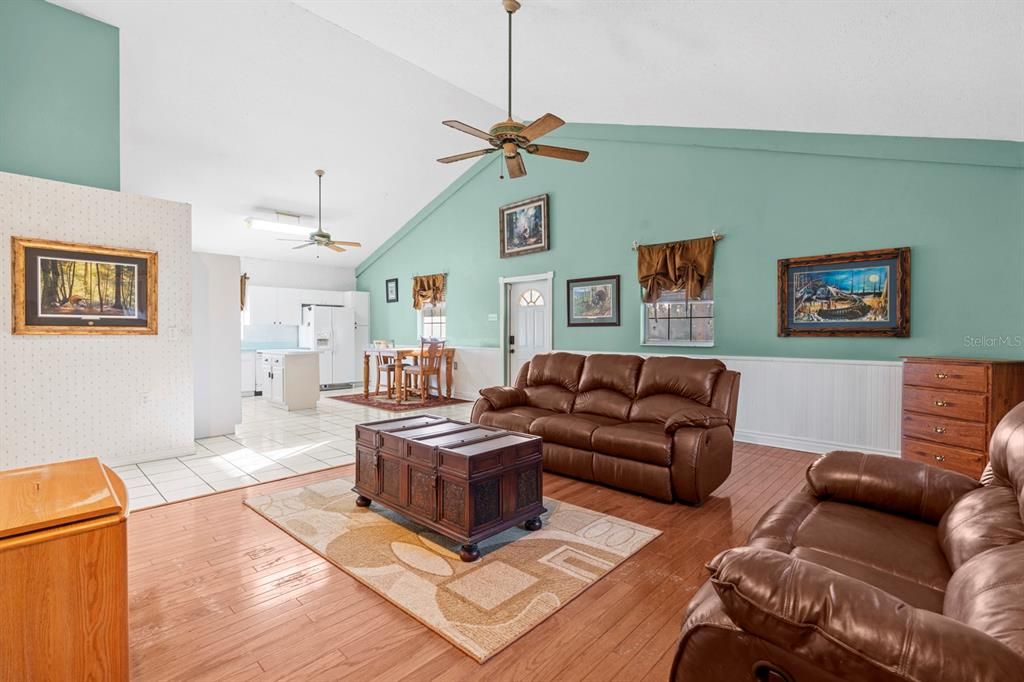 待售: $385,000 (2 贝兹, 2 浴室, 1365 平方英尺)