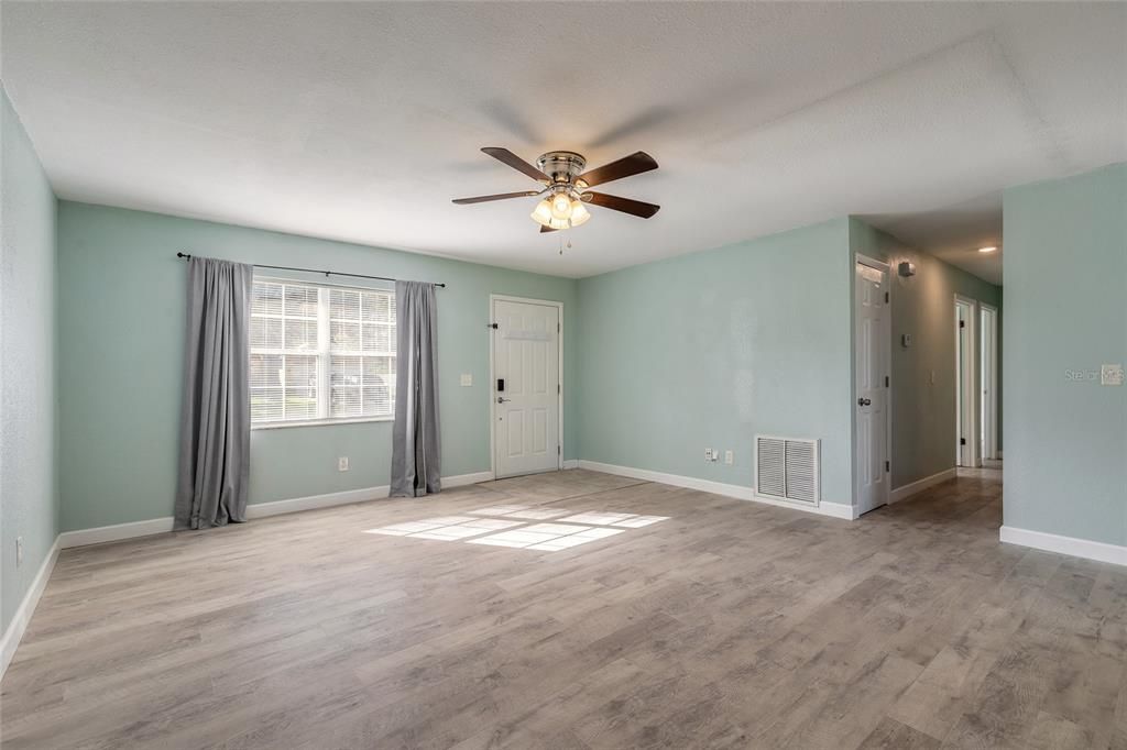 Activo con contrato: $230,000 (3 camas, 2 baños, 1134 Pies cuadrados)