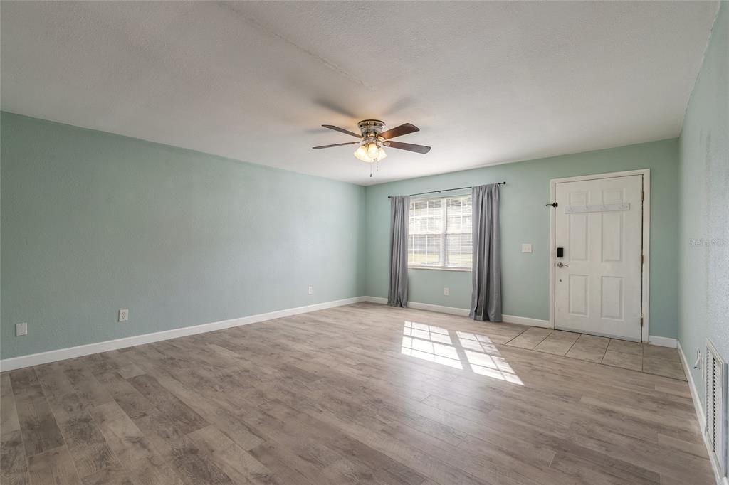 Activo con contrato: $230,000 (3 camas, 2 baños, 1134 Pies cuadrados)