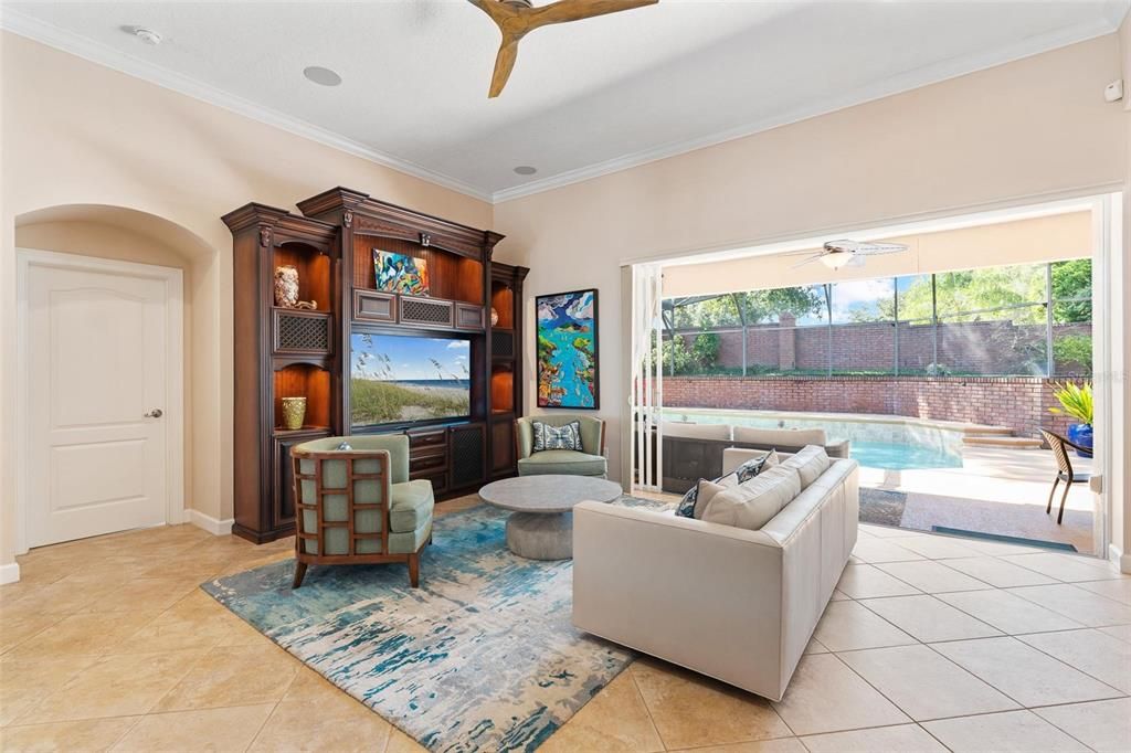 Под контрактом: $635,000 (3 спален, 2 ванн, 2713 Квадратных фут)