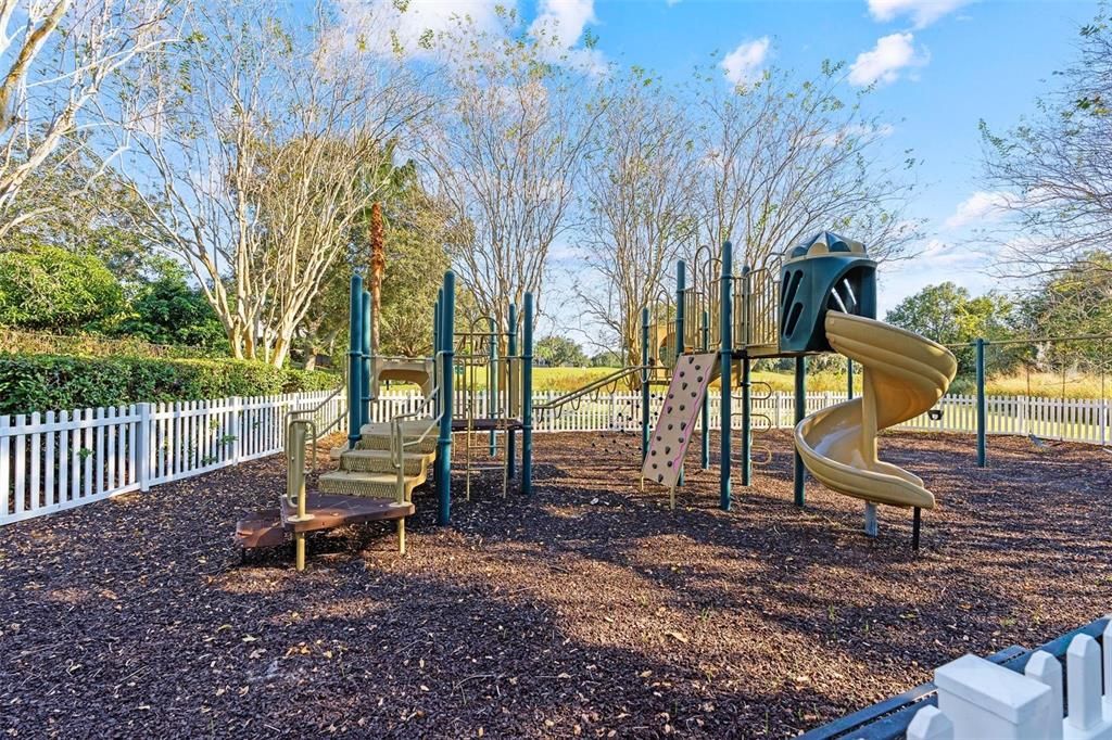 Под контрактом: $635,000 (3 спален, 2 ванн, 2713 Квадратных фут)