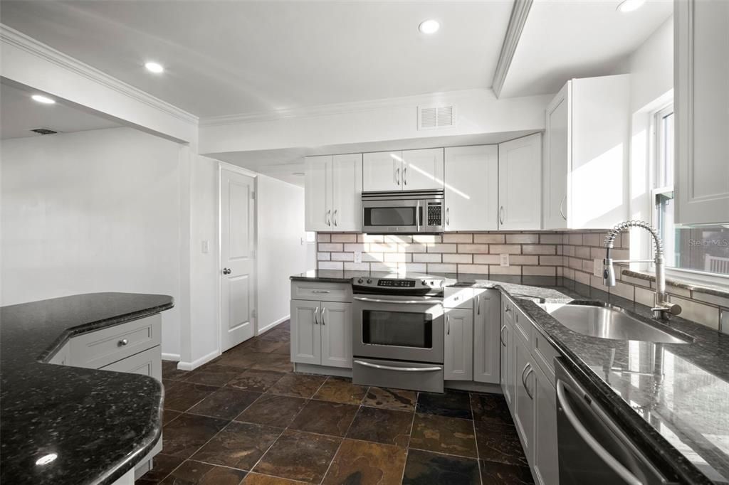 For Sale: $499,900 (3 beds, 2 baths, 1664 Square Feet)