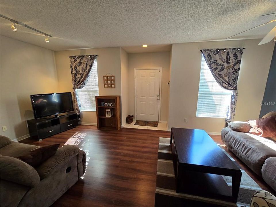 На продажу: $270,000 (3 спален, 2 ванн, 1401 Квадратных фут)