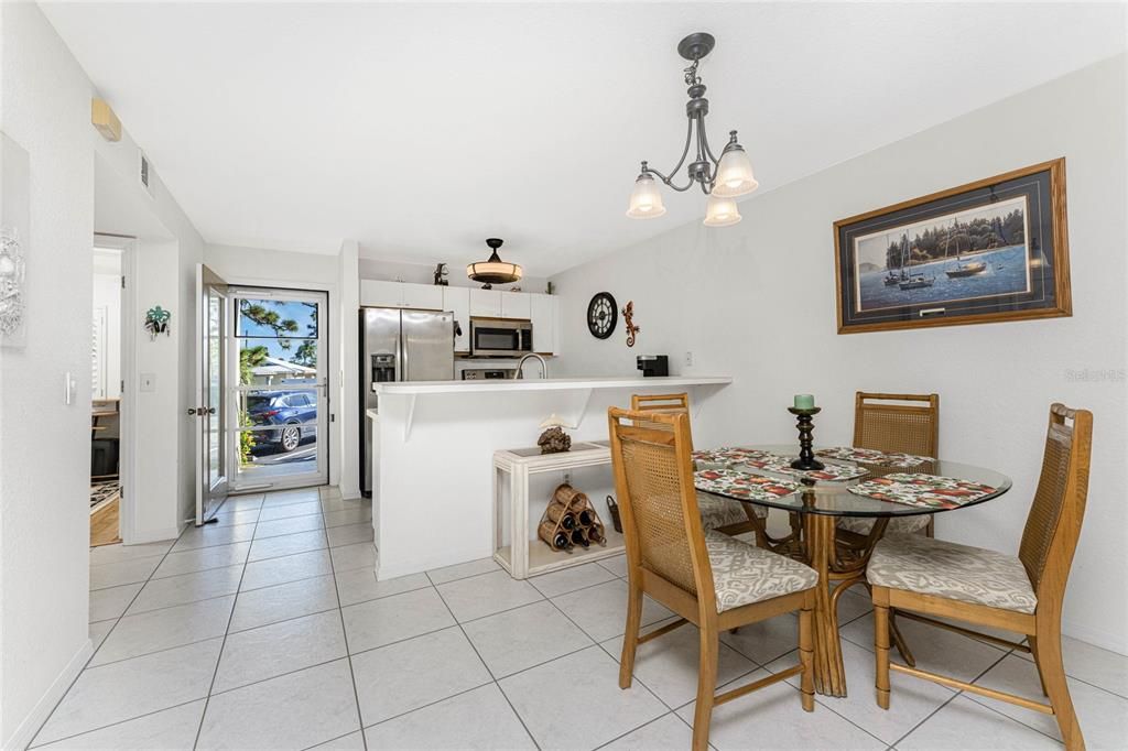 For Sale: $169,900 (2 beds, 2 baths, 933 Square Feet)