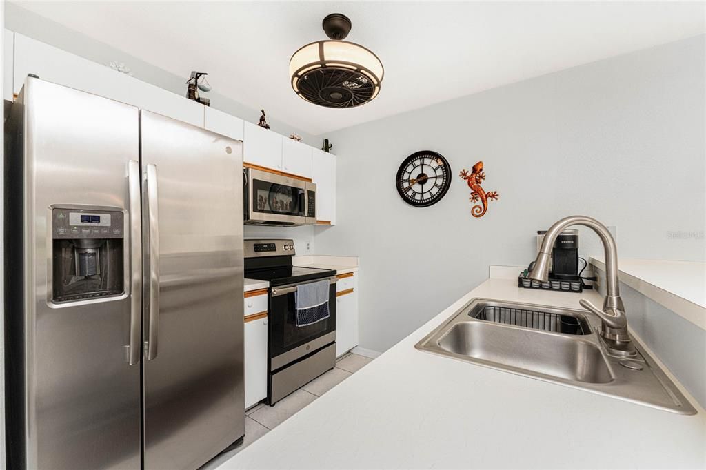 For Sale: $169,900 (2 beds, 2 baths, 933 Square Feet)