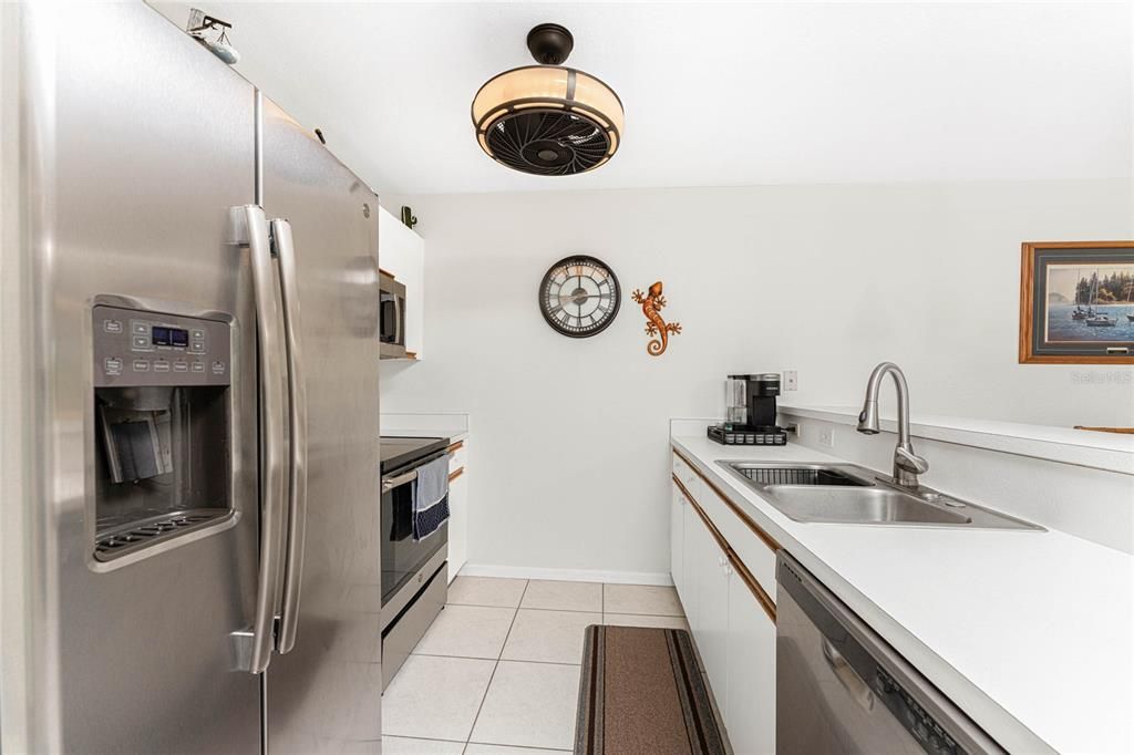 For Sale: $169,900 (2 beds, 2 baths, 933 Square Feet)