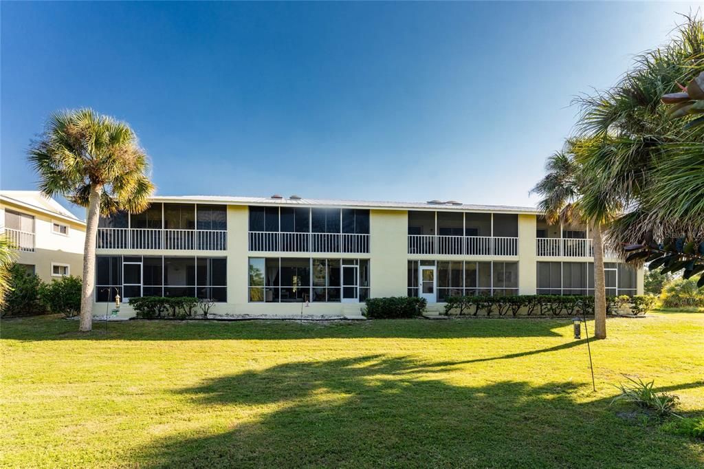 For Sale: $169,900 (2 beds, 2 baths, 933 Square Feet)