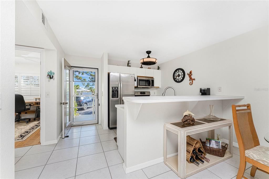 For Sale: $169,900 (2 beds, 2 baths, 933 Square Feet)