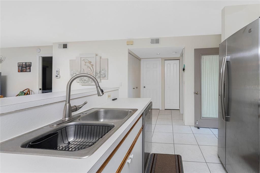 For Sale: $169,900 (2 beds, 2 baths, 933 Square Feet)