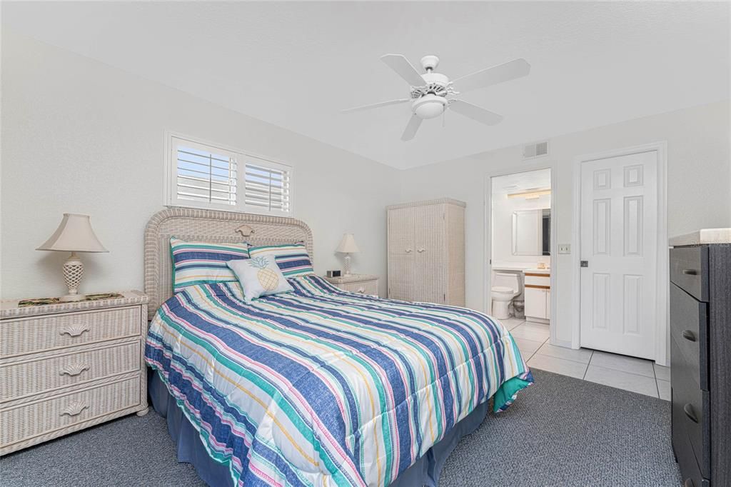 For Sale: $169,900 (2 beds, 2 baths, 933 Square Feet)