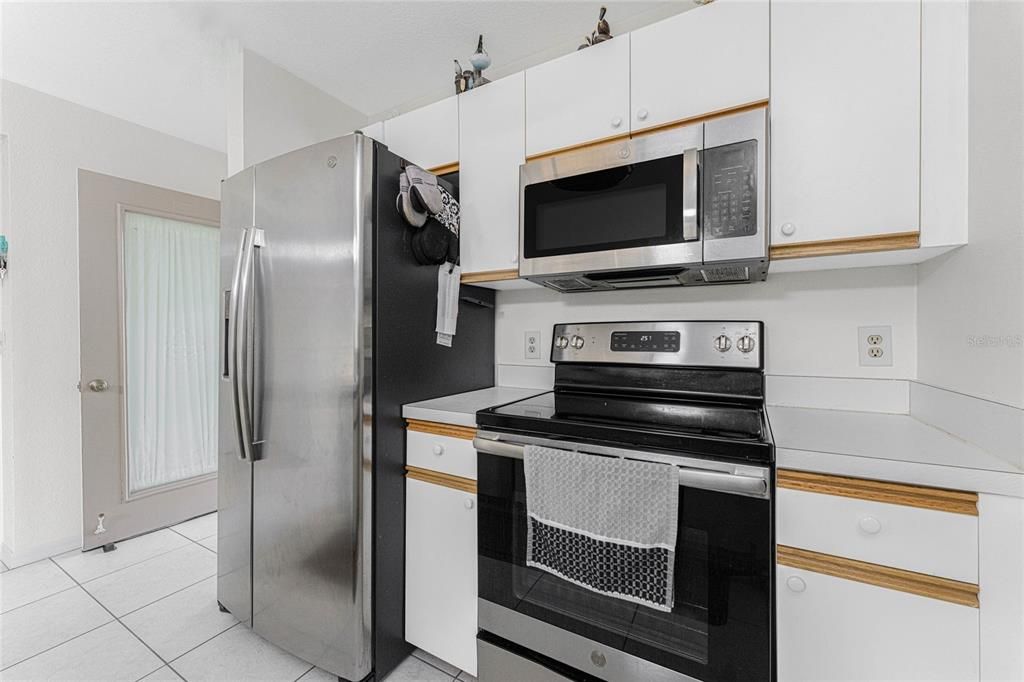 For Sale: $169,900 (2 beds, 2 baths, 933 Square Feet)