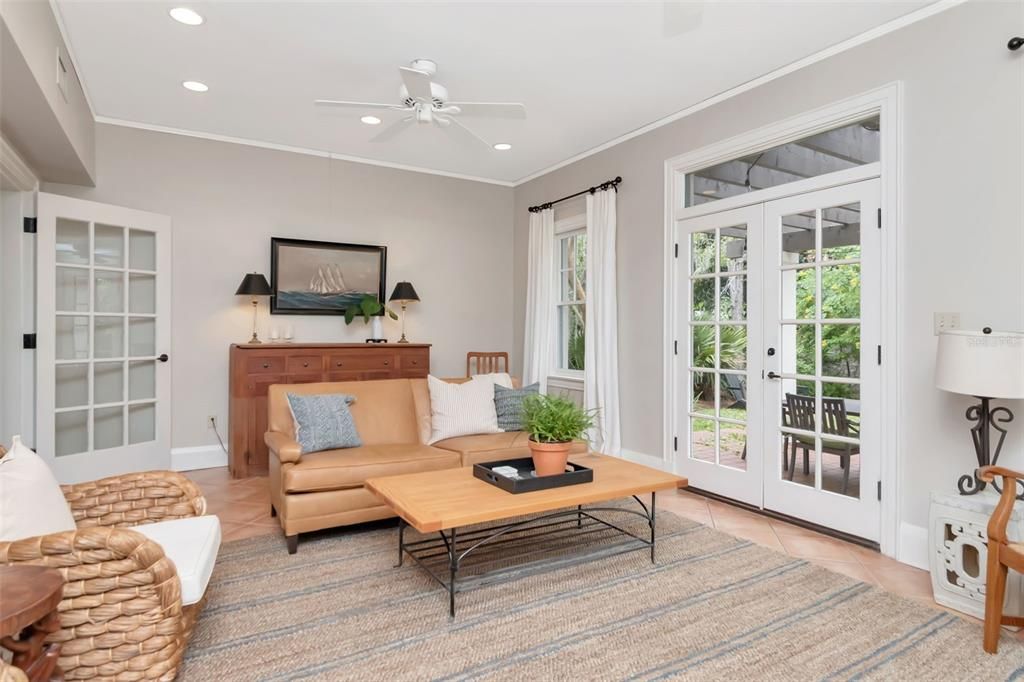 Под контрактом: $1,275,000 (3 спален, 2 ванн, 2428 Квадратных фут)