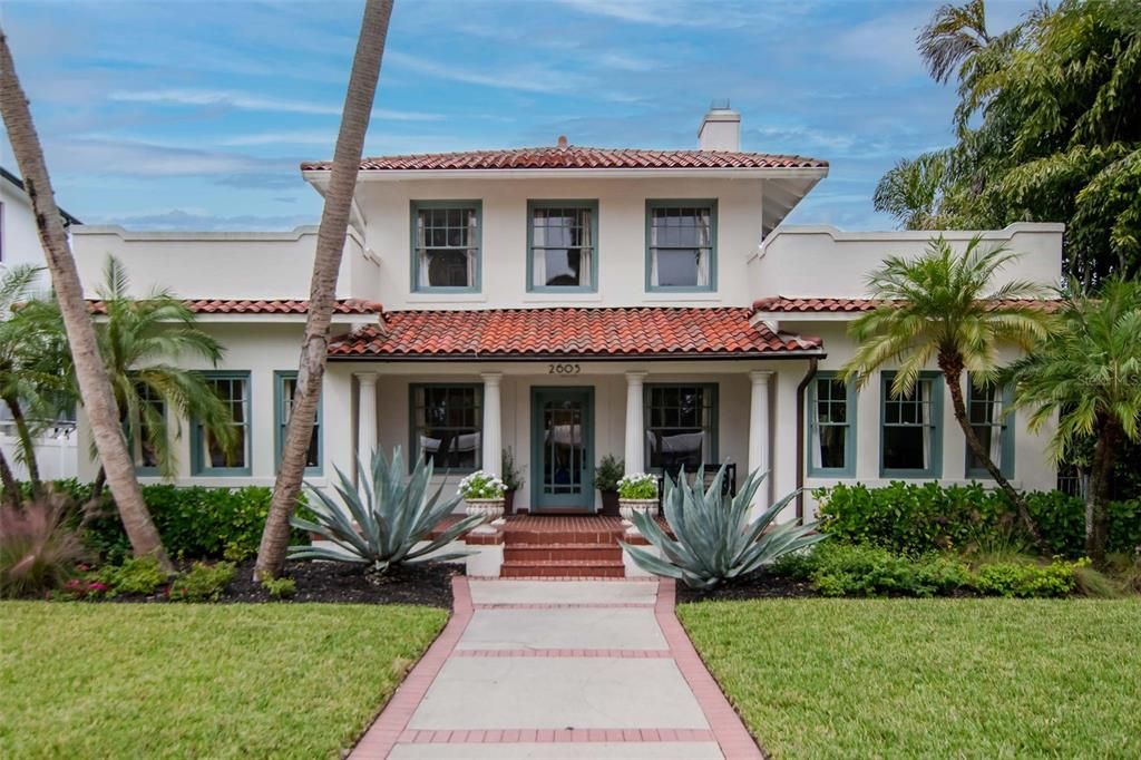 Под контрактом: $1,275,000 (3 спален, 2 ванн, 2428 Квадратных фут)