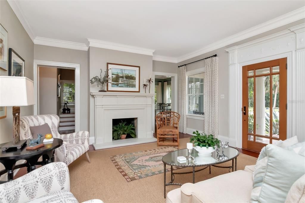 Под контрактом: $1,275,000 (3 спален, 2 ванн, 2428 Квадратных фут)