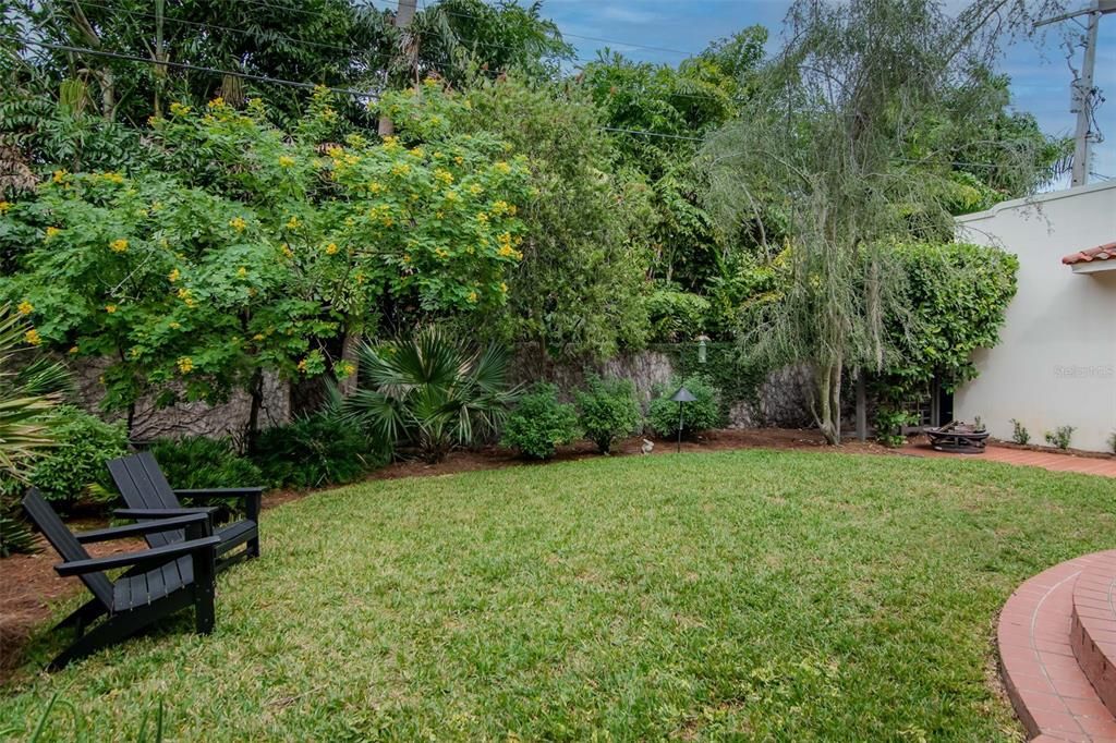 Под контрактом: $1,275,000 (3 спален, 2 ванн, 2428 Квадратных фут)