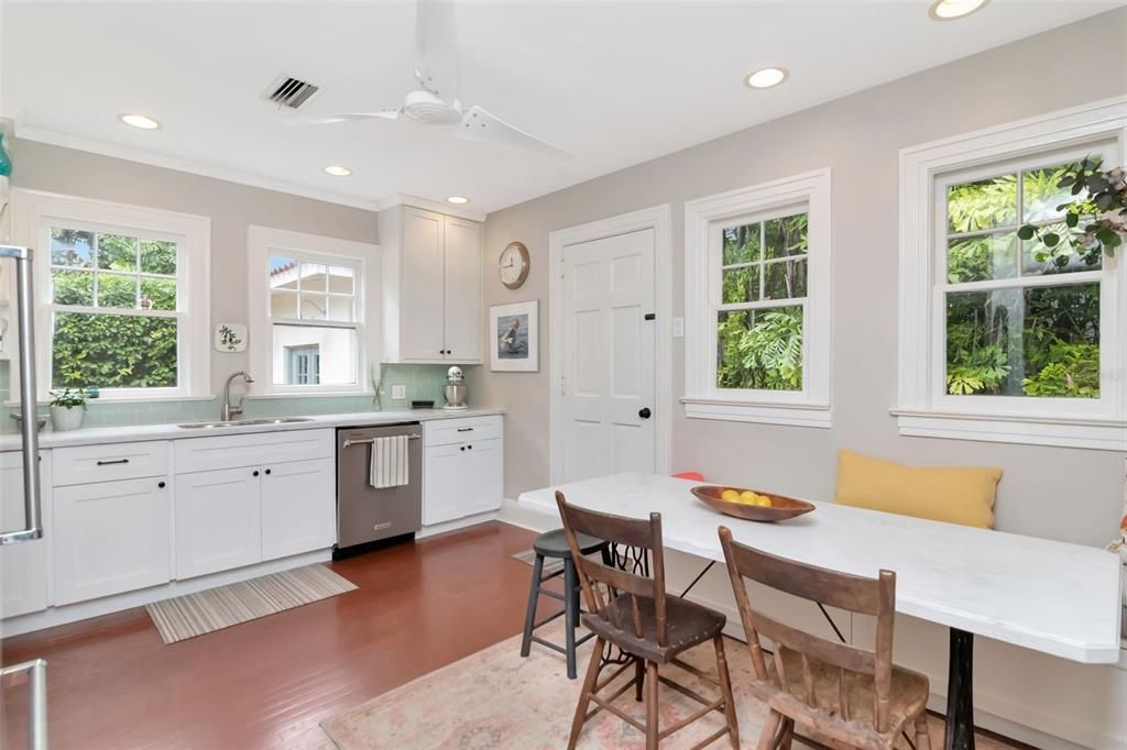 Под контрактом: $1,275,000 (3 спален, 2 ванн, 2428 Квадратных фут)