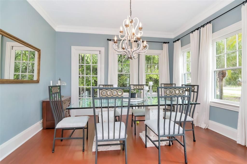 Под контрактом: $1,275,000 (3 спален, 2 ванн, 2428 Квадратных фут)