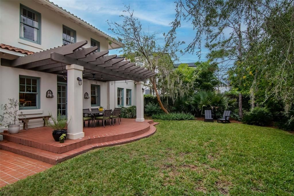 Под контрактом: $1,275,000 (3 спален, 2 ванн, 2428 Квадратных фут)