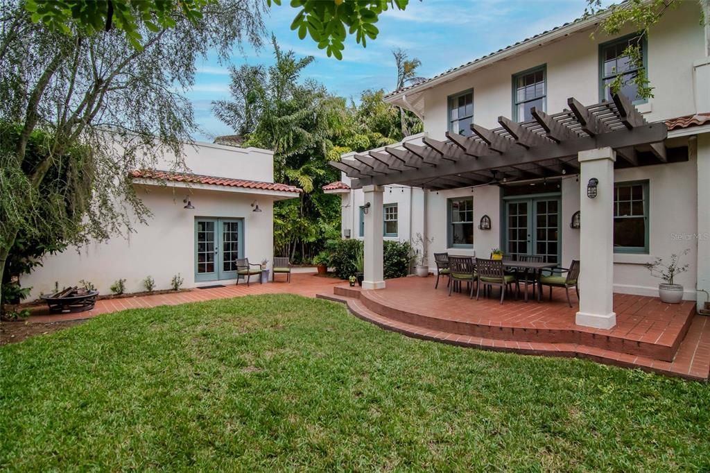 Под контрактом: $1,275,000 (3 спален, 2 ванн, 2428 Квадратных фут)