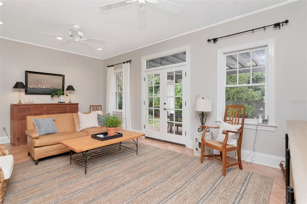 Под контрактом: $1,275,000 (3 спален, 2 ванн, 2428 Квадратных фут)