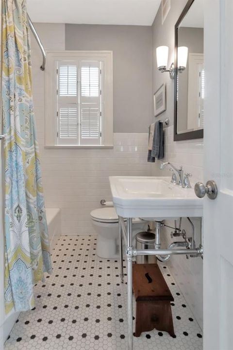 Под контрактом: $1,275,000 (3 спален, 2 ванн, 2428 Квадратных фут)