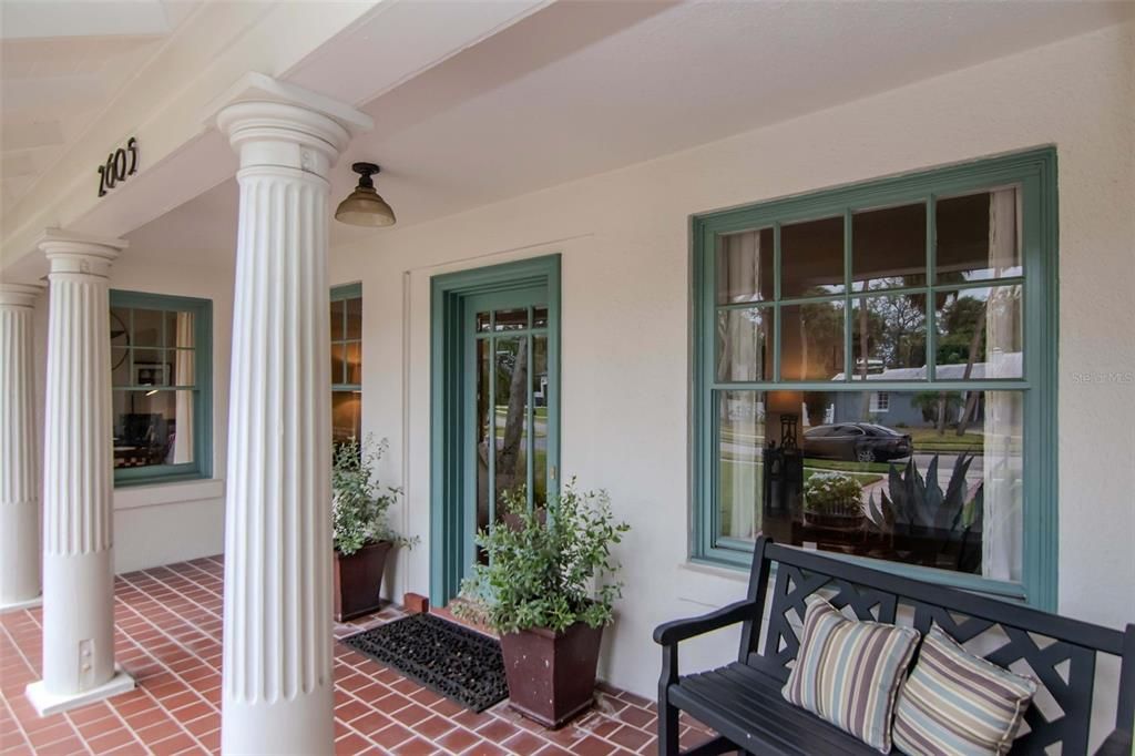 Под контрактом: $1,275,000 (3 спален, 2 ванн, 2428 Квадратных фут)