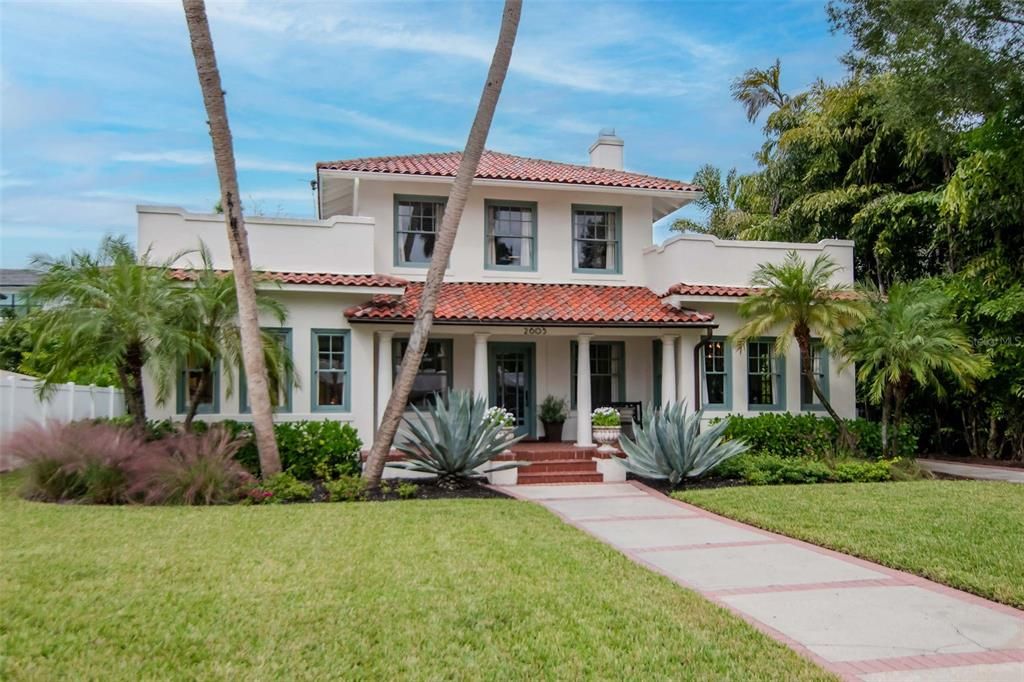 Под контрактом: $1,275,000 (3 спален, 2 ванн, 2428 Квадратных фут)