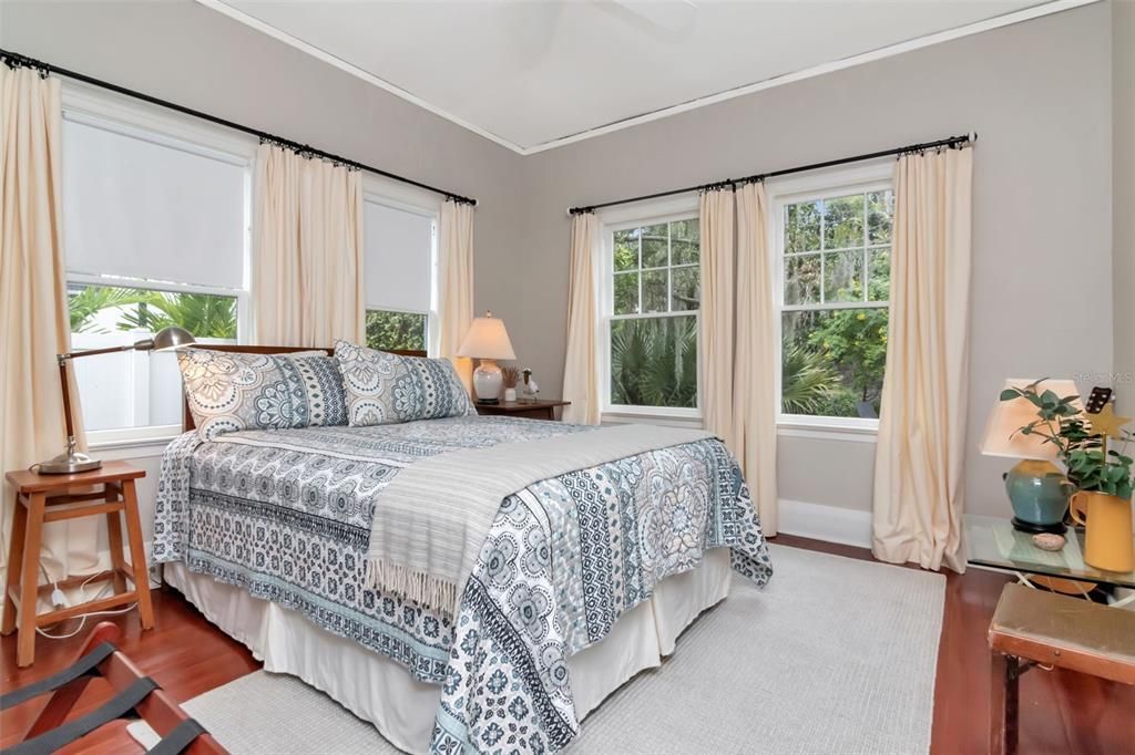 Под контрактом: $1,275,000 (3 спален, 2 ванн, 2428 Квадратных фут)