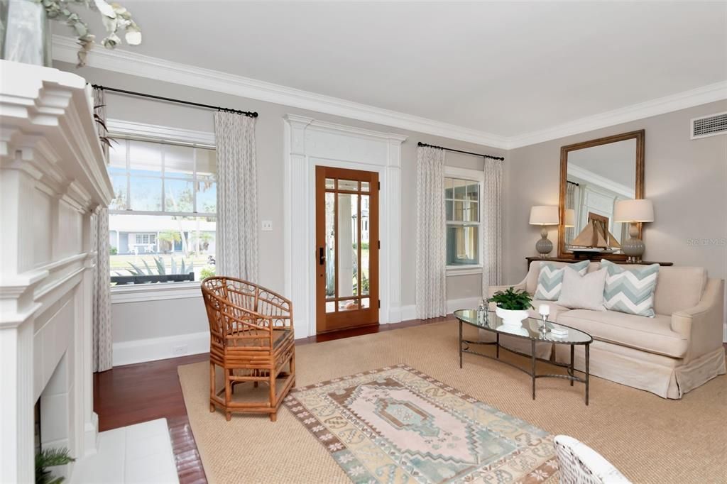 Под контрактом: $1,275,000 (3 спален, 2 ванн, 2428 Квадратных фут)