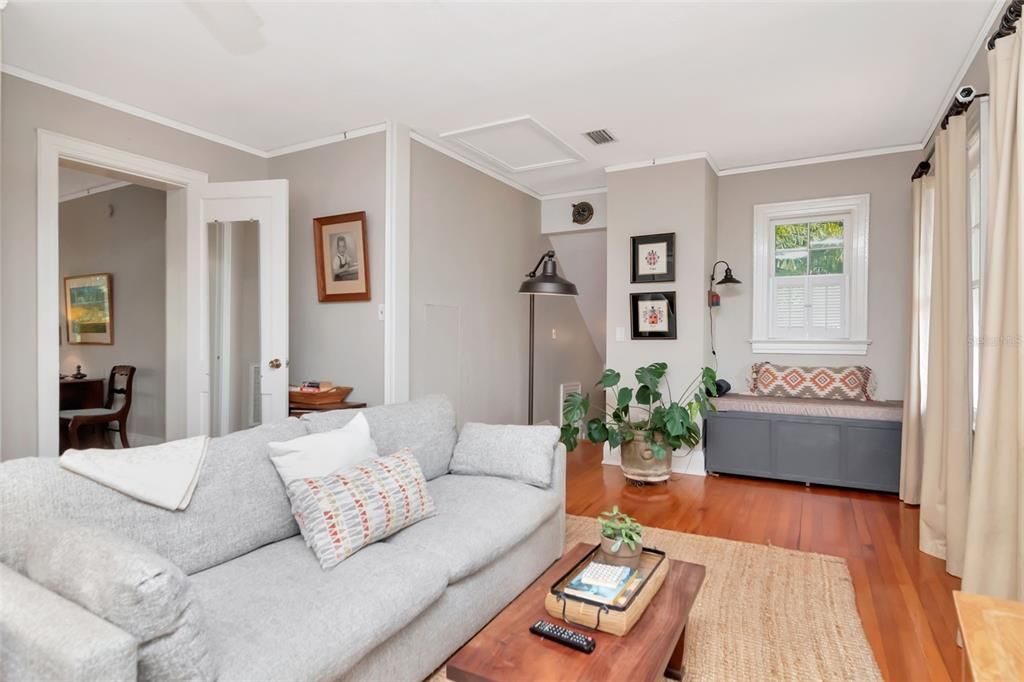 Под контрактом: $1,275,000 (3 спален, 2 ванн, 2428 Квадратных фут)