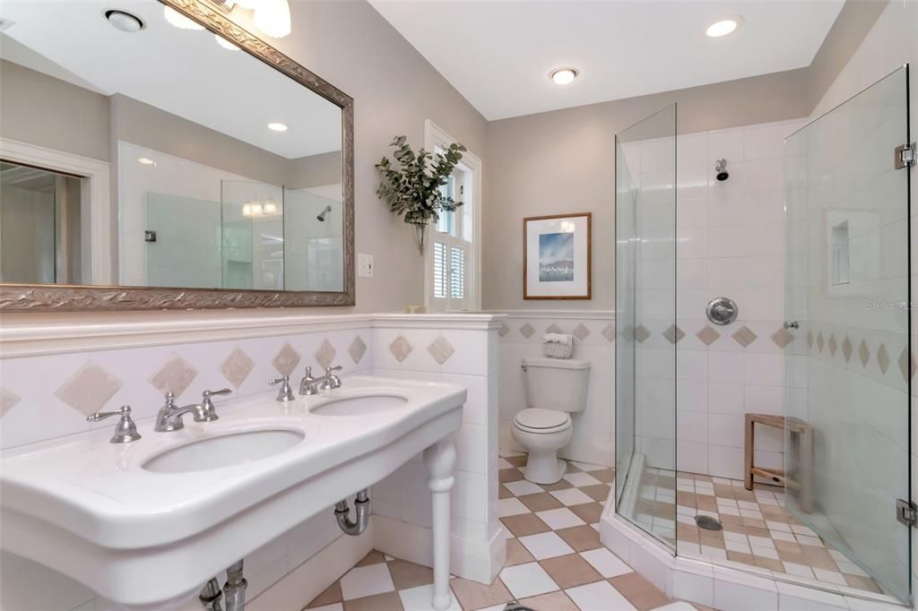 Под контрактом: $1,275,000 (3 спален, 2 ванн, 2428 Квадратных фут)