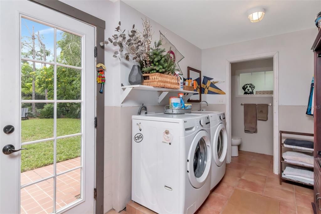 Под контрактом: $1,275,000 (3 спален, 2 ванн, 2428 Квадратных фут)