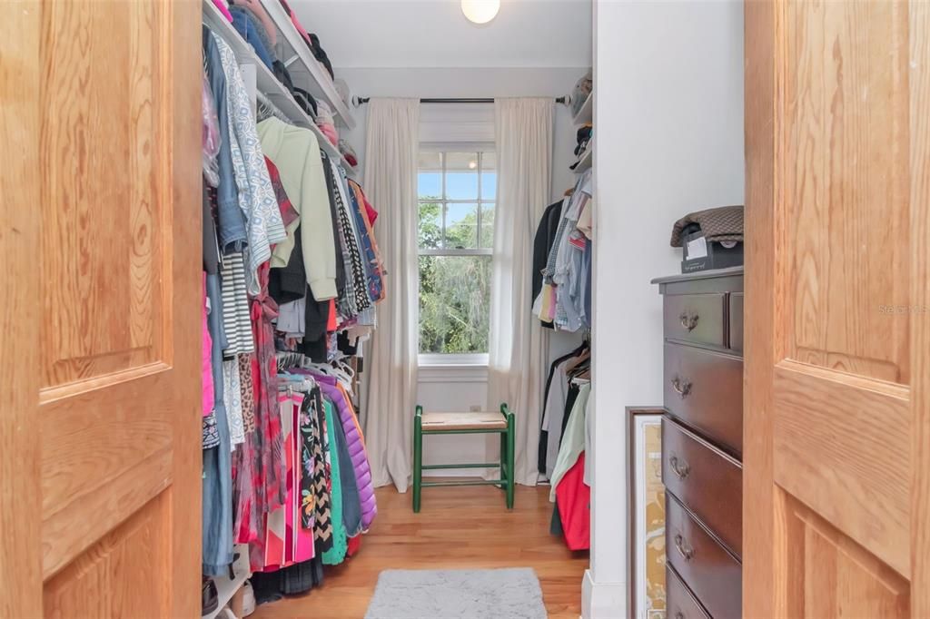 Под контрактом: $1,275,000 (3 спален, 2 ванн, 2428 Квадратных фут)