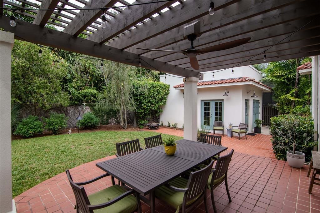 Под контрактом: $1,275,000 (3 спален, 2 ванн, 2428 Квадратных фут)