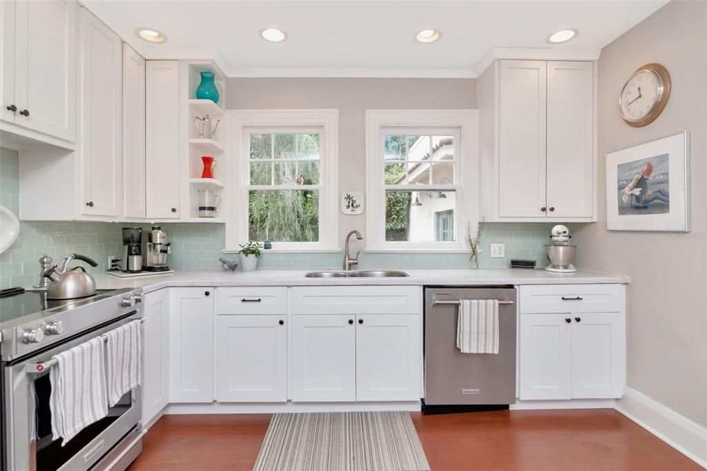 Под контрактом: $1,275,000 (3 спален, 2 ванн, 2428 Квадратных фут)