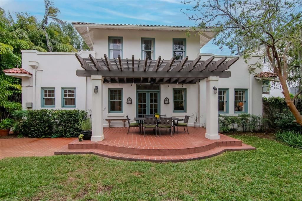 Под контрактом: $1,275,000 (3 спален, 2 ванн, 2428 Квадратных фут)