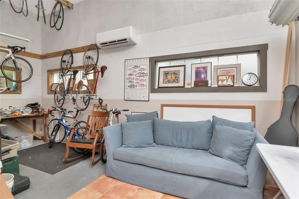 Под контрактом: $1,275,000 (3 спален, 2 ванн, 2428 Квадратных фут)