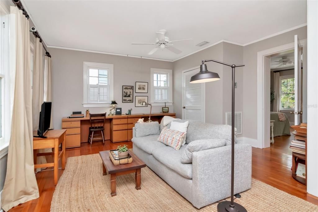 Под контрактом: $1,275,000 (3 спален, 2 ванн, 2428 Квадратных фут)