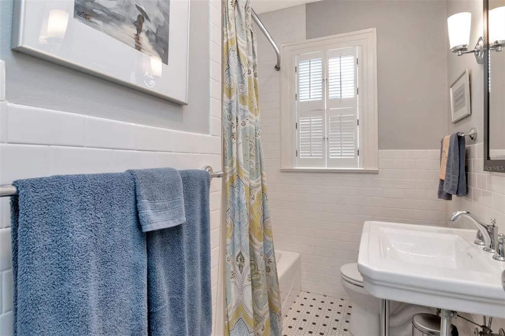 Под контрактом: $1,275,000 (3 спален, 2 ванн, 2428 Квадратных фут)