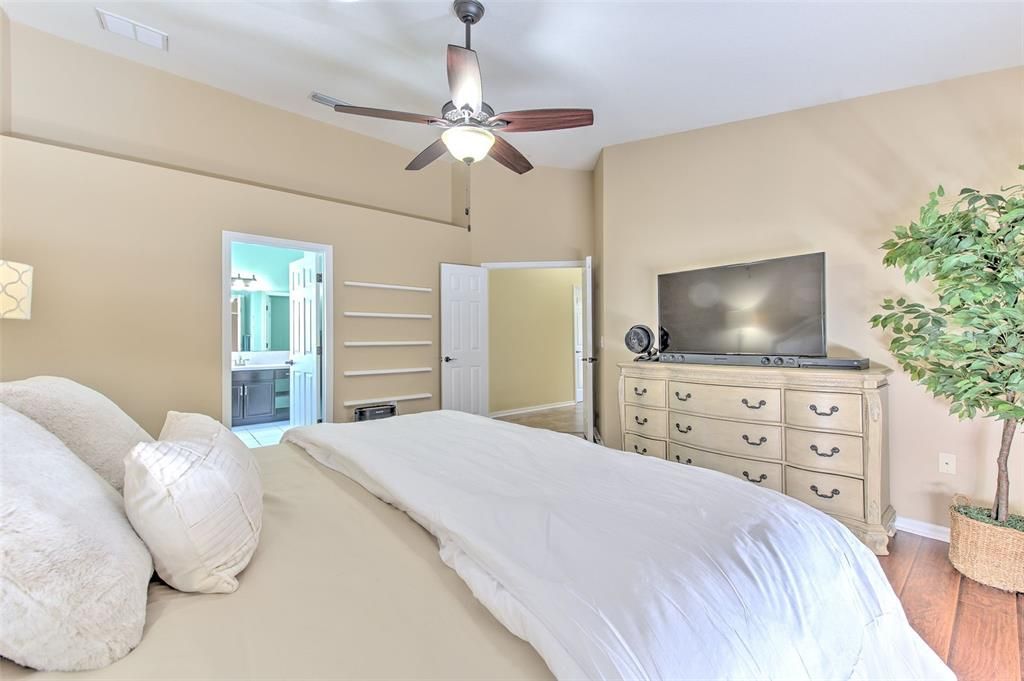 合同活跃: $525,000 (4 贝兹, 3 浴室, 2298 平方英尺)