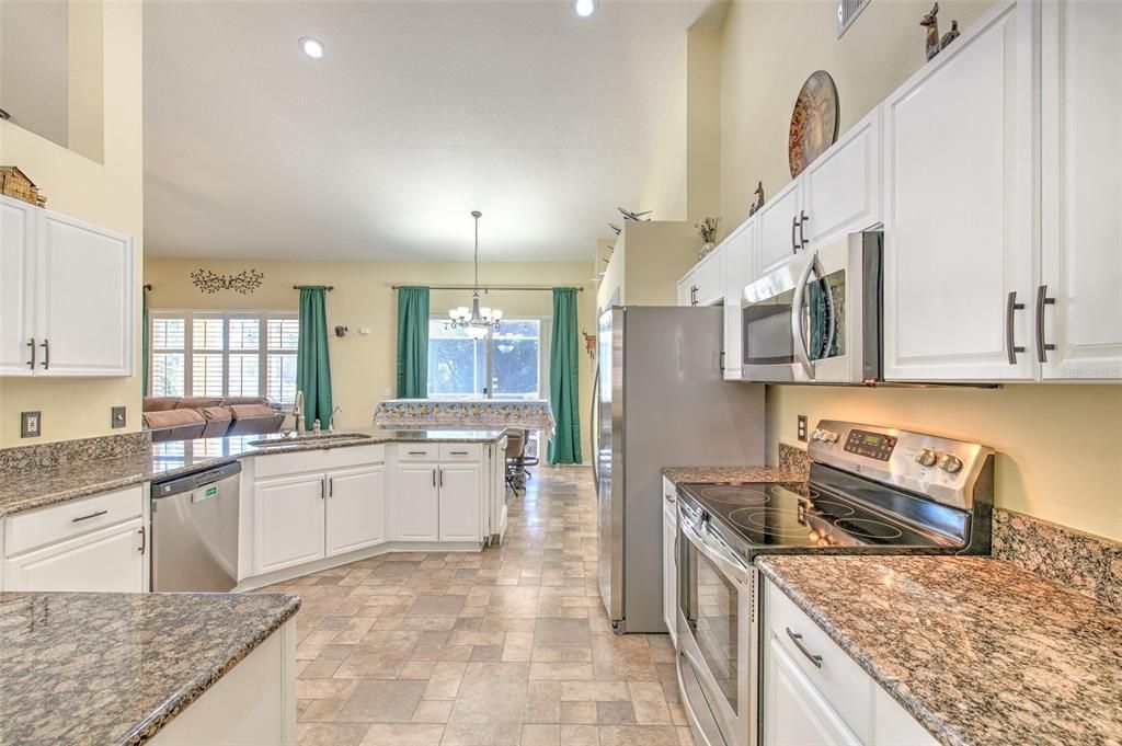 合同活跃: $525,000 (4 贝兹, 3 浴室, 2298 平方英尺)