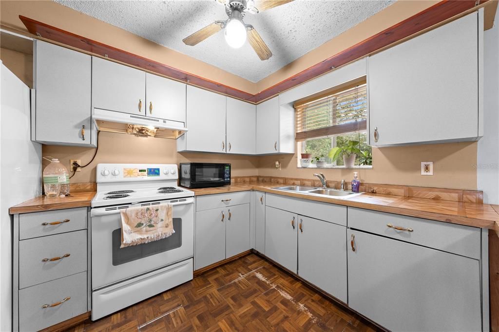 For Sale: $269,900 (3 beds, 1 baths, 1352 Square Feet)