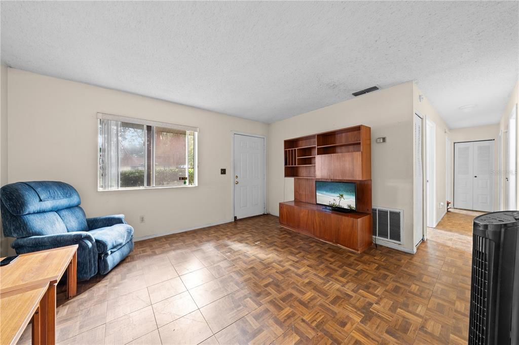 For Sale: $269,900 (3 beds, 1 baths, 1352 Square Feet)