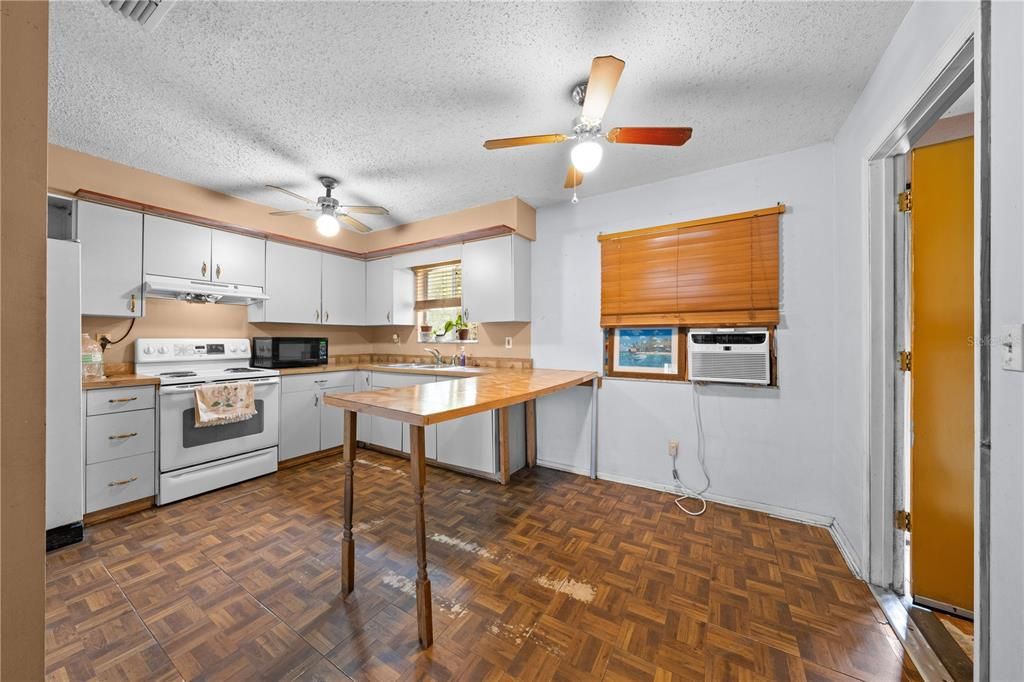 For Sale: $269,900 (3 beds, 1 baths, 1352 Square Feet)