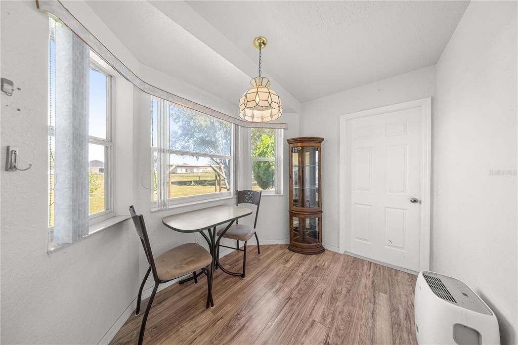 For Sale: $225,000 (2 beds, 2 baths, 1002 Square Feet)